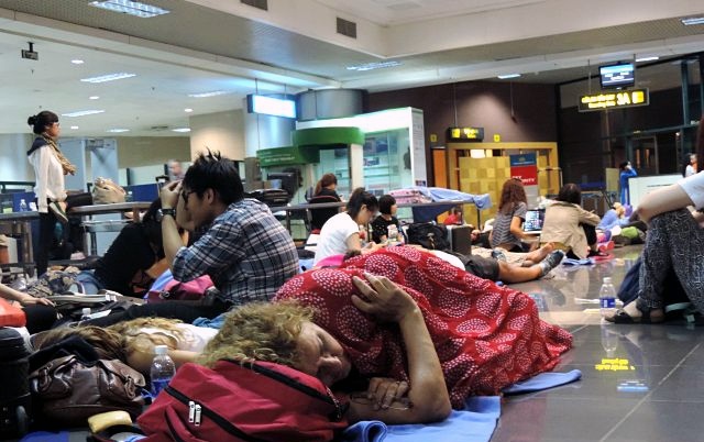 Xep hang bet, Noi Bai, Tan Son Nhat dong loat bi kiem tra hinh anh