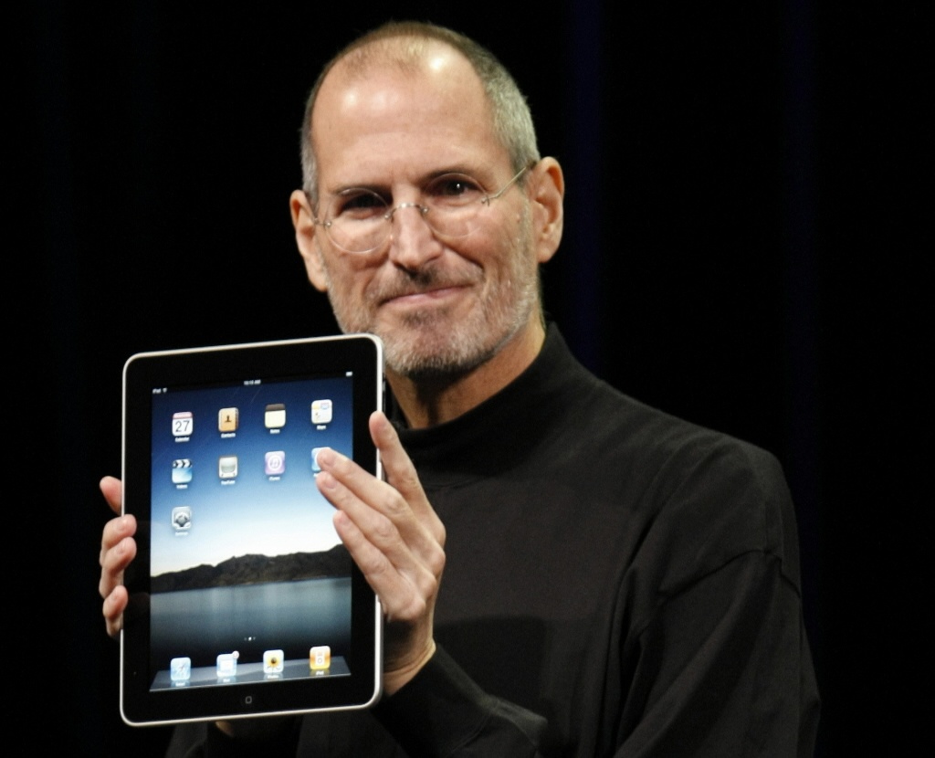 Steve Job và chiếc iPad thế hệ đầu tiên.