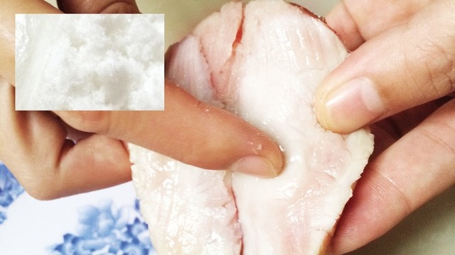 Bột hàn the (ảnh nhỏ). Miếng thịt để 24 giờ sau khi tẩm hàn the vẫn tươi nguyên.