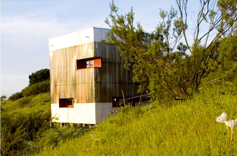 Nó được thiết kế với vật liệu gỗ tự nhiên nhằm giảm thiểu lượng khí thải carbon với các tính năng tiết kiệm năng lượng.