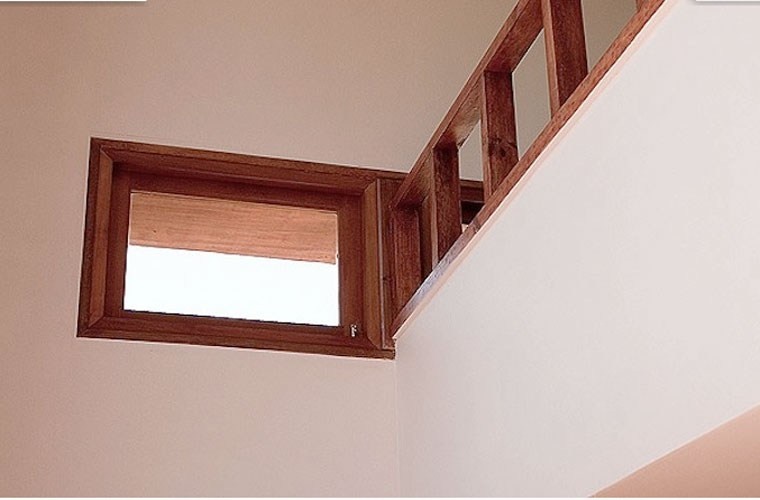 Đặc biệt, các cửa sổ cũng được lắp theo hướng vị trí chiến lược để giúp tòa nhà hứng được nhiều ánh sáng mặt trời trong mùa đông và thúc đẩy việc thông gió trong mùa hè.