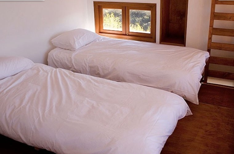 Nội thất được sơn màu trắng để tạo ra ảo giác về không gian rộng rãi và làm giảm nhu cầu sử dụng ánh sáng nhân tạo.