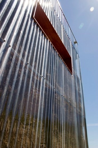 Việc xây dựng tường gồm các khối rơm tráng bùn, một loại vật liệu địa phương sẵn có, cung cấp hiệu suất nhiệt cao. Bên ngoài lớp rơm tráng bùn là tấm polycarbonate trong suốt để chống ngấm mưa.