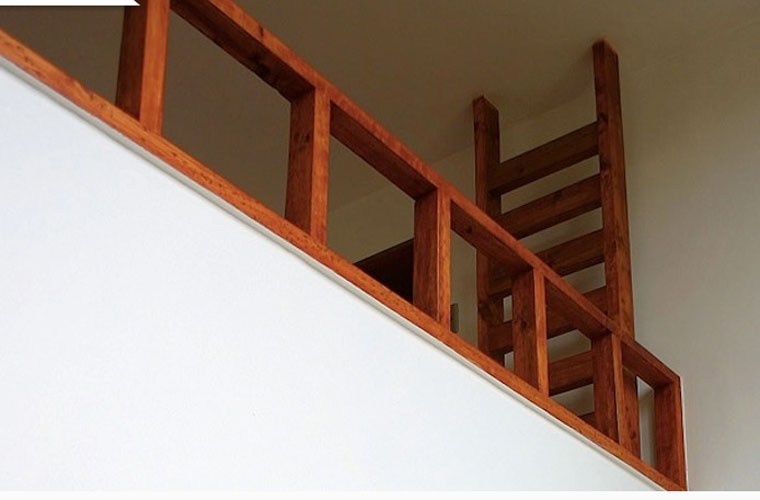 Nội thất nhà bằng gỗ kết hợp với tường màu trắng tạo cảm giác rộng rãi mà vẫn ấm cúng.