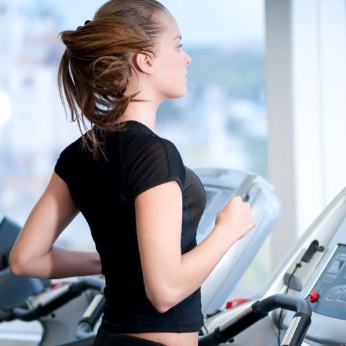 Tập buổi sáng dễ tập trung hơn. Bạn sẽ dễ dàng thực hiện các động tác thể dục khi không ai mail cho bạn hoặc gửi tin nhắn nhắc nhở thường xuyên. Buổi sáng chính là lúc bạn ít bị phân tâm nhất.