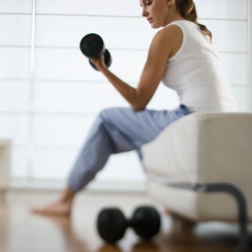 Tự tập ở nhà vào buổi sáng cũng rất hiệu quả. Nếu ý nghĩ tới phòng gym tập rồi đi làm khiến bạn phát mệt, hãy ở nhà tự tập theo video hướng dẫn hoặc tập các bài đơn giản. Không gian tĩnh lặng trong phòng khách cũng mang lại hiệu quả lớn cho những bài tập không dụng cụ tại nhà.