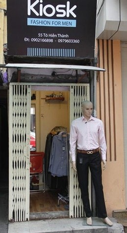 Cửa hàng thời trang trên phố Bà Triệu có diện tích vỏn vẹn... chỉ 2 mét vuông. 