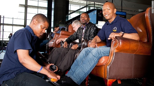 Doanh nhan Nam Phi kiem hang trieu USD nho nghe danh giay hinh anh