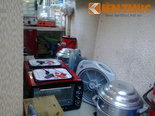 Đuôi nhà không vuông vức mà chéo  hình tam giác được chủ quán treo một chiếc gương lớn phía cuối để cửa hàng trông rộng hơn . 