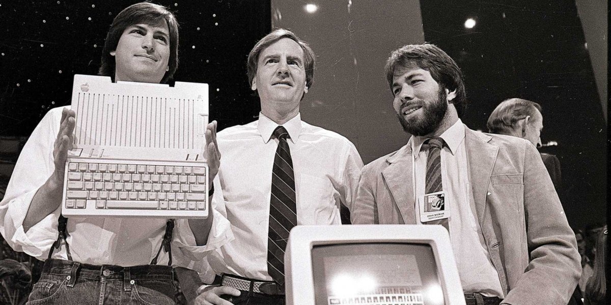 Từ trái qua phải : Steve Jobs, John Sculley và Steve Wozniak