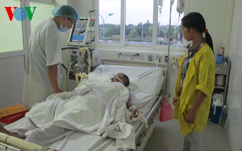 Nguoi dan ong liet tu chi vi bi ran can hinh anh