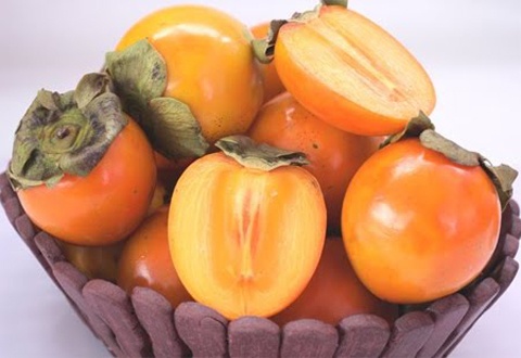 Các loại rượu khi vào dạ dày sẽ kích thích bài tiết đường ruột, tanin trong quả hồng đi vào dạ dày sẽ tạo thành một chất sền sệt, dính nhầy, dễ kết hợp với cellulose tạo thành cục máu đông, vừa khó tiêu hóa vừa không thải ra ngoài, lâu dần sẽ gây tắc ruột.
