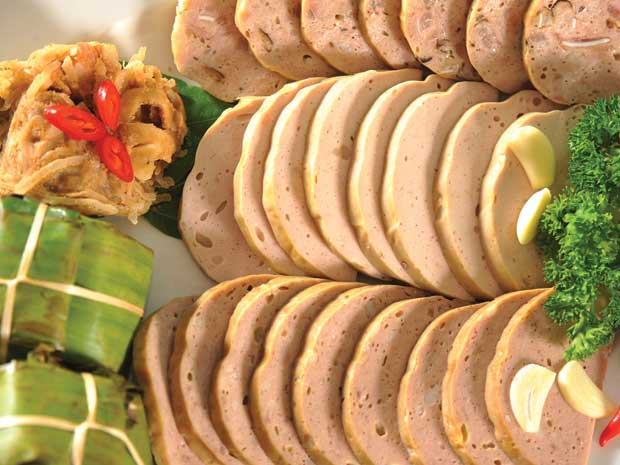 Chất phèn có trong giò, chả, bánh đúc, mứt bí đao… sẽ khiến cho bạn bị say nhanh hơn, đồng thời làm giảm tốc độ lưu thông máu và chậm lại quá trình tiêu hóa của dạ dày.