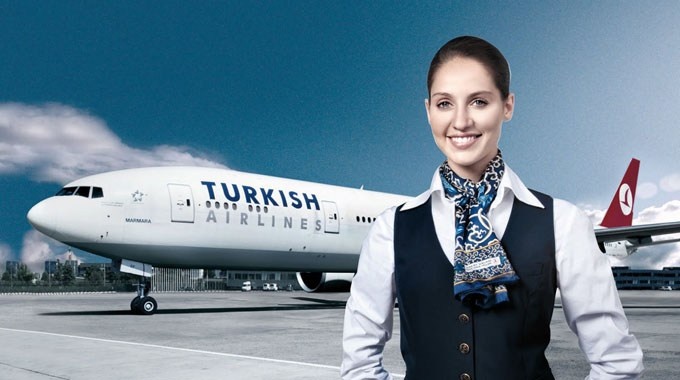 Turkish Airlines, hãng hàng không lớn thứ 4 của châu Âu, từng ra quy định cấm nữ tiếp viên tô son đỏ, móng hồng. Hãng này giải thích: