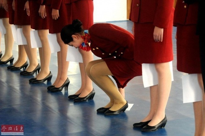 Tại trường đào tạo tiếp viên hàng không Cáp Nhĩ Tân, Trung Quốc, các sinh viên phải trải qua 520 giờ luyện tập khắc nghiệt với các bài tập đứng thẳng...