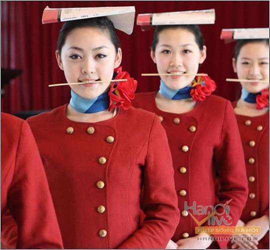 Học cách mỉm cười cũng là một điều quan trọng đối với mỗi tiếp viên hàng không. Họ buộc phải tươi cười và niềm nở ngay cả khi hành khách đang giận dữ.