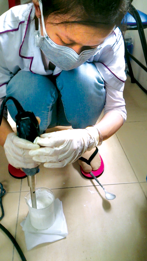 Đào đang đánh cho hỗn hợp kem nhuyễn mịn.