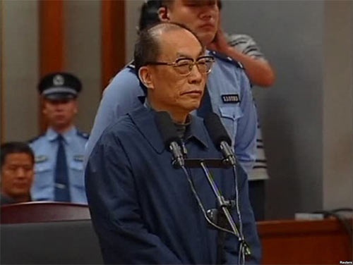 Lưu Chí Quân trước vành móng ngựa.