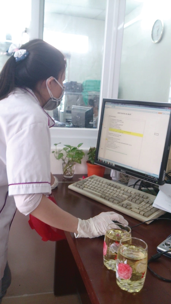 Đào đang in công thức dạy pha chế mỹ phẩm “Kem trắng da BL07” cho chúng tôi.