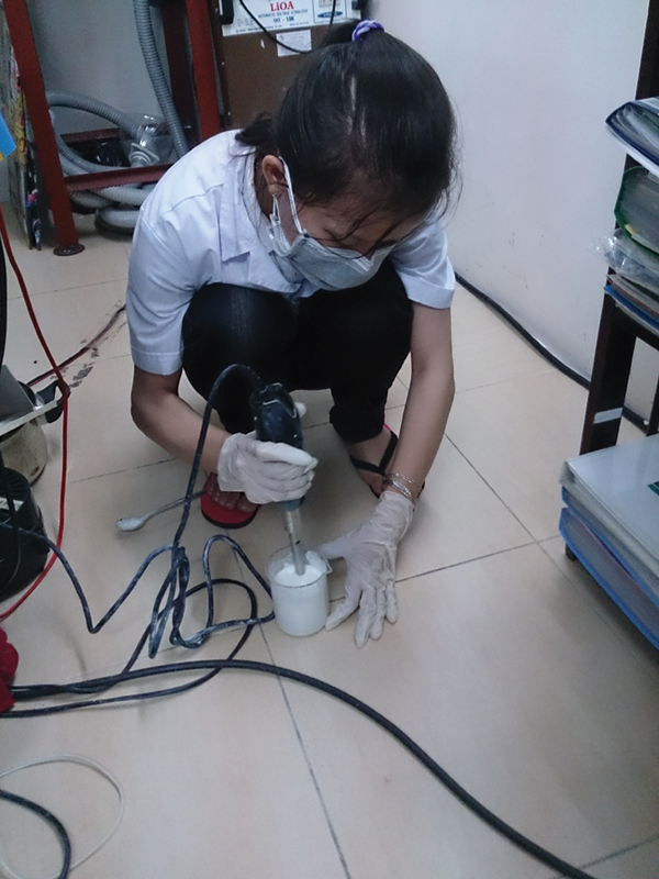 Đào đang đánh cho hỗn hợp kem nhuyễn mịn.