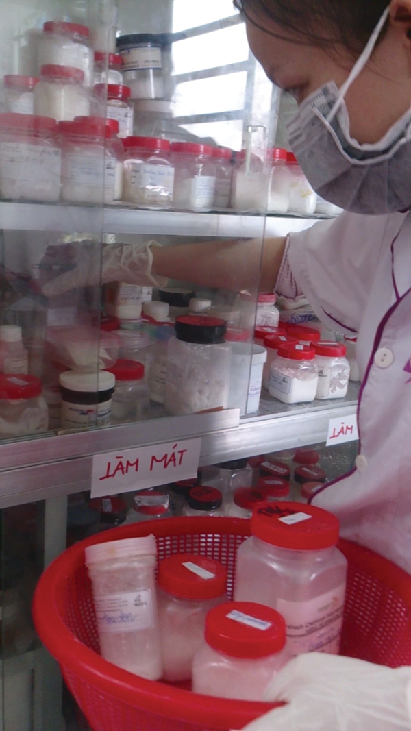 Đào đang lấy các lọ hóa chất chuẩn bị dạy “học trò”.