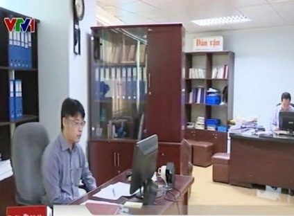 Nguoi lao dong mong moi tang luong co ban hinh anh