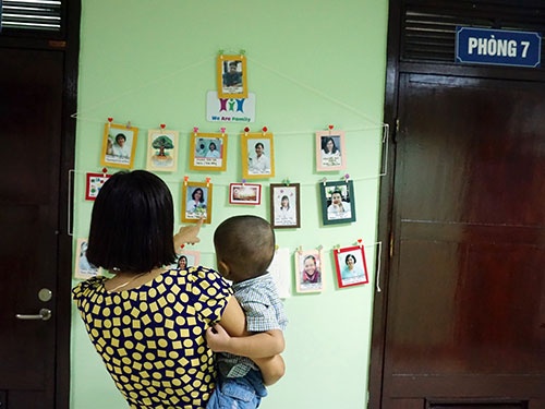 Đưa con đến khám bệnh tự kỷ tại Bệnh viện Nhi trung ương (Hà Nội).