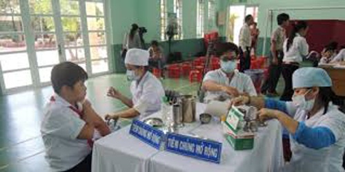 HS nhap vien sau tiem vac-xin: do phan ung tam ly day chuyen hinh anh