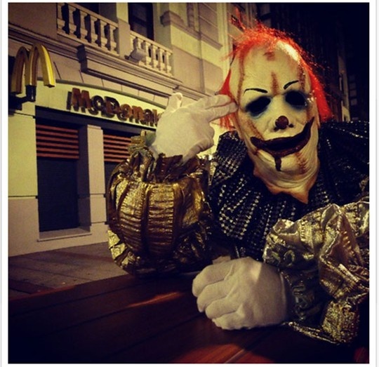 Hề quỷ ở Gijón cũng không gây được cảm tình với mọi người.