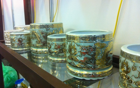 Mới đây, khi nghệ nhân Lê Duy Hảo đưa ra giới thiệu bộ sư tập gốm vẽ vàng gồm cả đồ trang trí, đồ ăn và đồ thờ đã lập tức thu hút được rất nhiều người đặt mua.