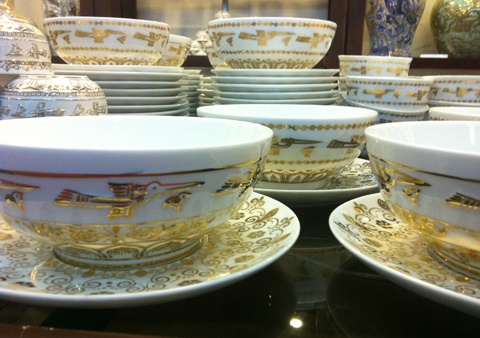 Lần đầu tiên công khai những sản phẩm độc đáo, những người được chiêm ngưỡng không khỏi bất ngờ về những mẫu mã, hình ảnh... của các sản phẩm được vẽ vàng ròng Italia. Bất ngờ hơn, là giá niêm yết của những sản phẩm này