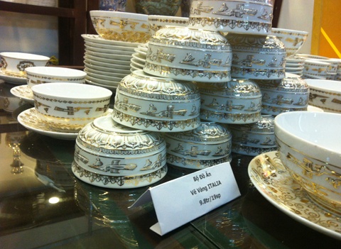 Bộ bát đĩa ăn cơm gồm 19 món có giá 9,8 triệu đồng.