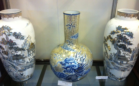 bộ đồ thờ 5 món có giá... 56 triệu; bộ đồ gốm gồm ba chiếc bình vẽ vàng có giá... 199 triệu đồng; ngoài ra, các sản phẩm gốm khác như bình trà, ấm chén uống nước, bát hương gốm... vẽ vàng... đều ghi giá từ 6 con số.