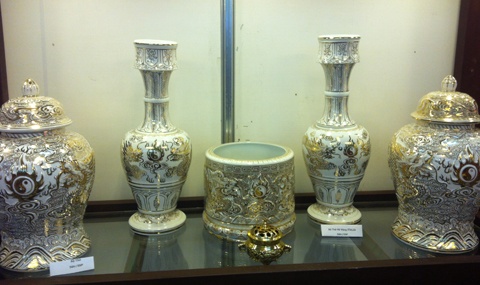 Các họa tiết vẽ vàng trên các sản phẩm gốm này được thực hiện bằng phương pháp thủ công, đảm bảo mỗi sản phẩm là một tác phẩm nghệ thuật.