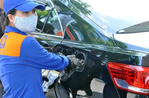 Tang hoa hong, gia xang doi them 190 dong/lit hinh anh