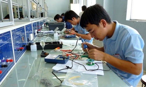 Thợ lắp ráp linh kiện điện tử.