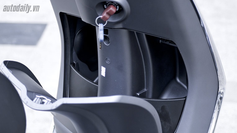 Người dùng không nên treo những chùm chìa khóa, móc chìa khóa nặng. Khi mở nên cắm sâu ngập chìa.