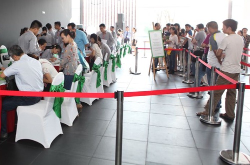 Xep hang mua chung cu: Hu nhau sot ao? hinh anh