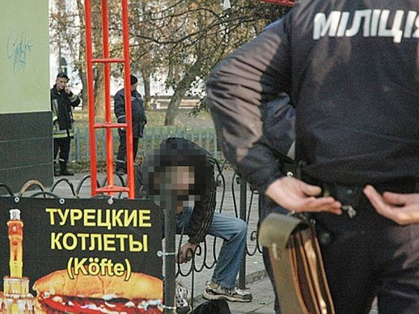 Nguoi dan ong Ukraine be co tu tu giua pho hinh anh