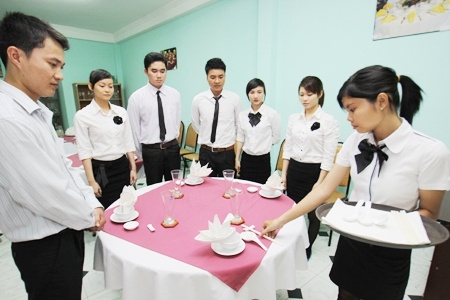 Vi sao nang suat lao dong nguoi Viet kem Singapore 15 lan? hinh anh