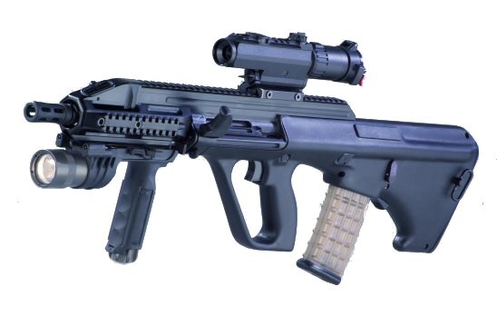 AUG có thiết kế bullpup với vành bao quanh cò rất lớn, giúp xạ thủ có thể sử dụng dễ dàng kể cả khi đeo găng tay, ngoài ra vành bao này có chức năng tăng độ chắc chắn cho tay nắm chính.