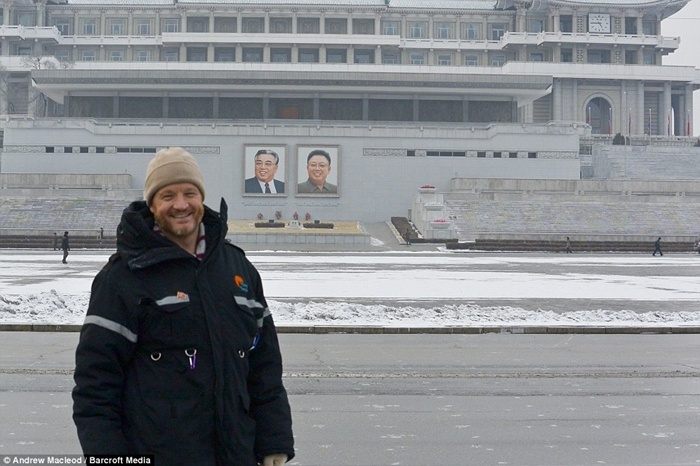 Andrew chụp ảnh kỷ niệm ở Lăng Kim Nhật Thành.