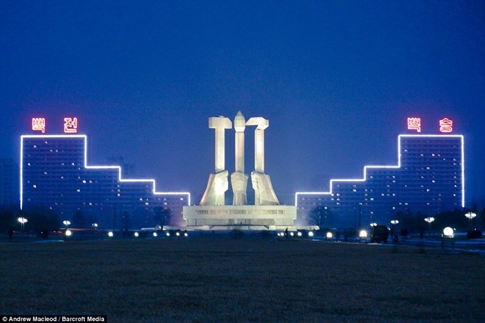 Tượng đài về Đảng Lao động Triều Tiên trong đêm.