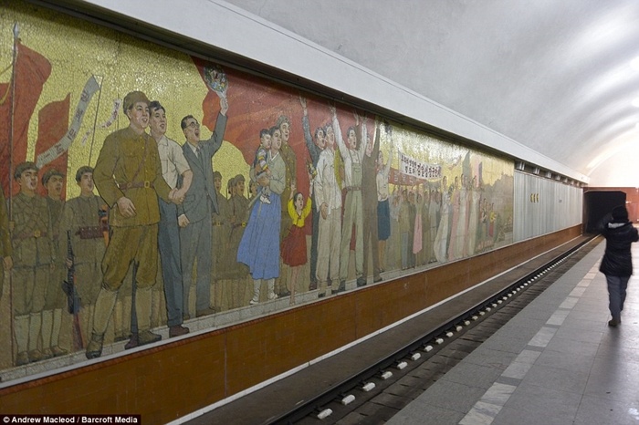 Tranh gốm sứ được dựng bên cạnh đường ray tàu điện ngầm Bình Nhưỡng.