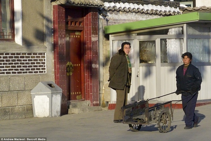 Người dân Triều Tiên mưu sinh trên đường phố.