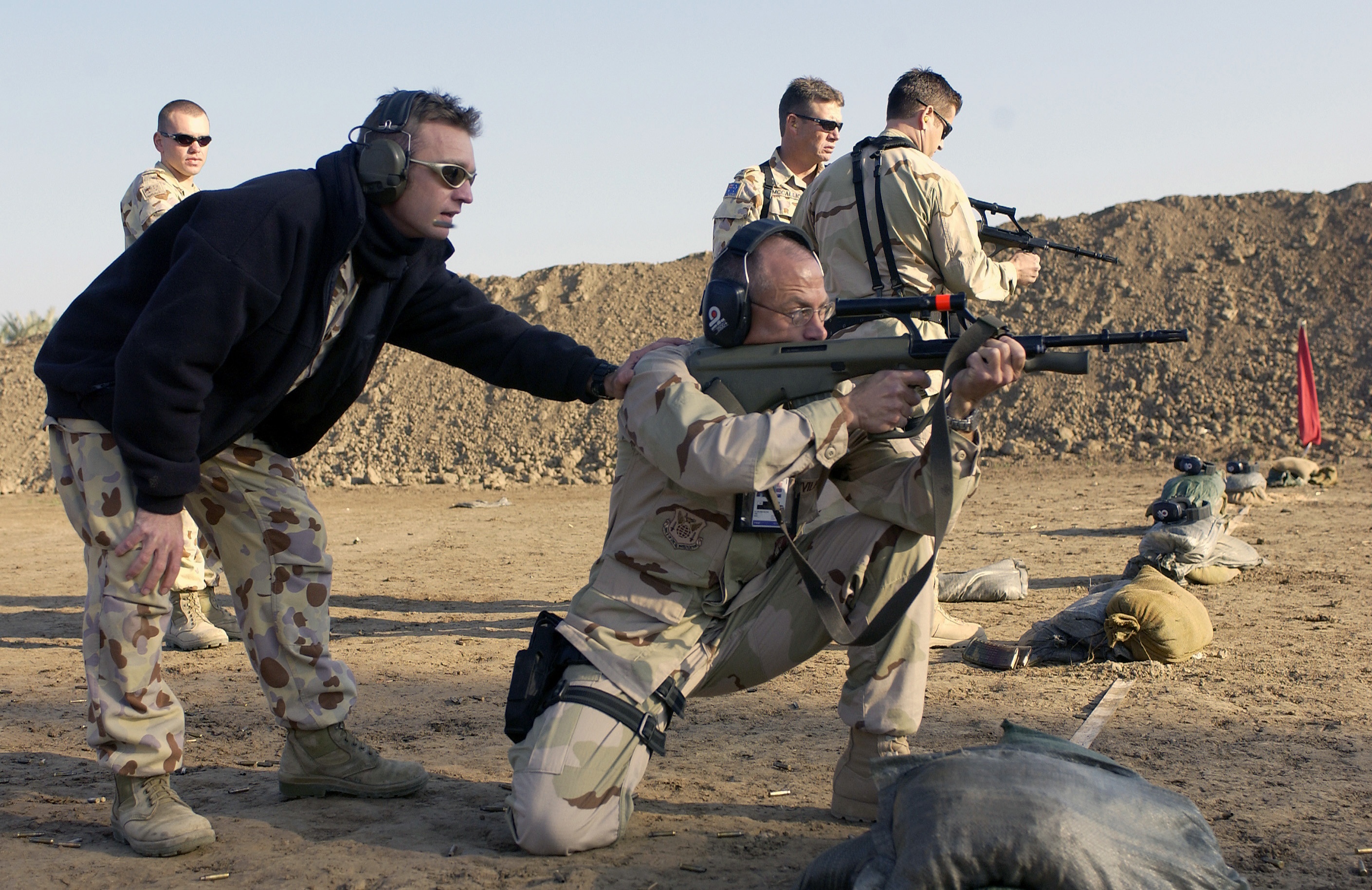 AUG có thiết kế theo kiểu mô-đun tích hợp, cụ thể gồm 6 khối chính: Nòng, kính ngắm tích hợp, buồng đạn, cò, báng và hộp tiếp đạn.