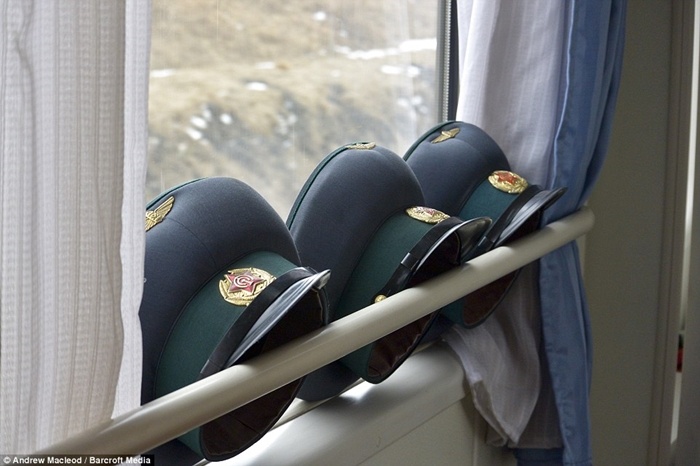 Các sĩ quan an ninh Triều Tiên nghỉ ngơi sau ca làm việc ở nhà ga tàu hỏa.