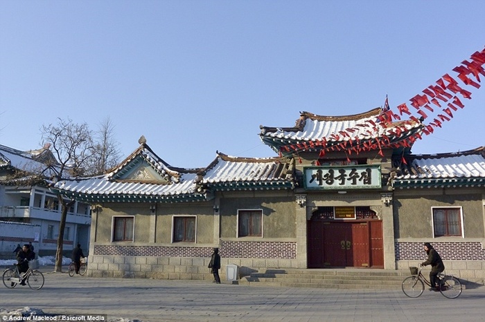 Căn nhà cổ phủ đầy tuyết.