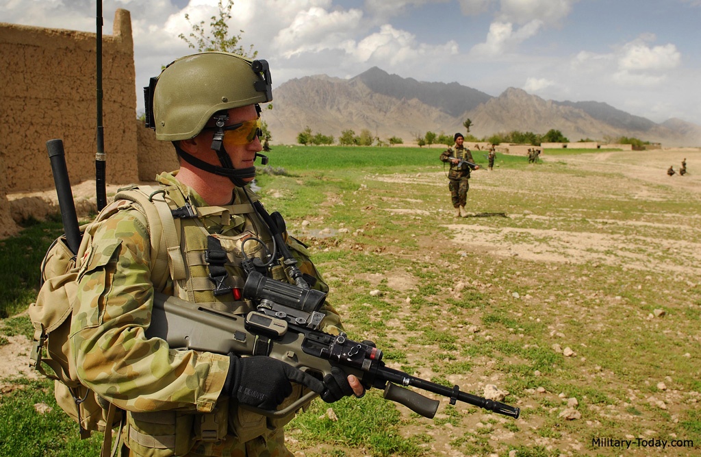 Bằng một vài động tác, xạ thủ có thể dễ dàng thay đổi khe nhả đạn, giúp khẩu súng này thích hợp với các xạ thủ thuận cả tay trái lẫn tay phải.