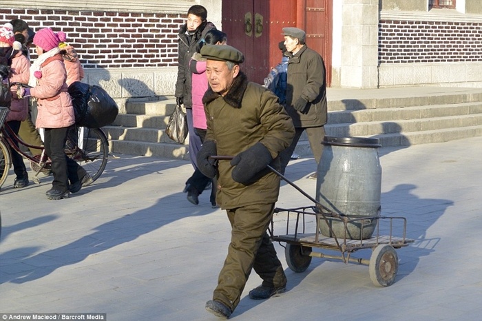 Người dân Triều Tiên làm việc trên đường.